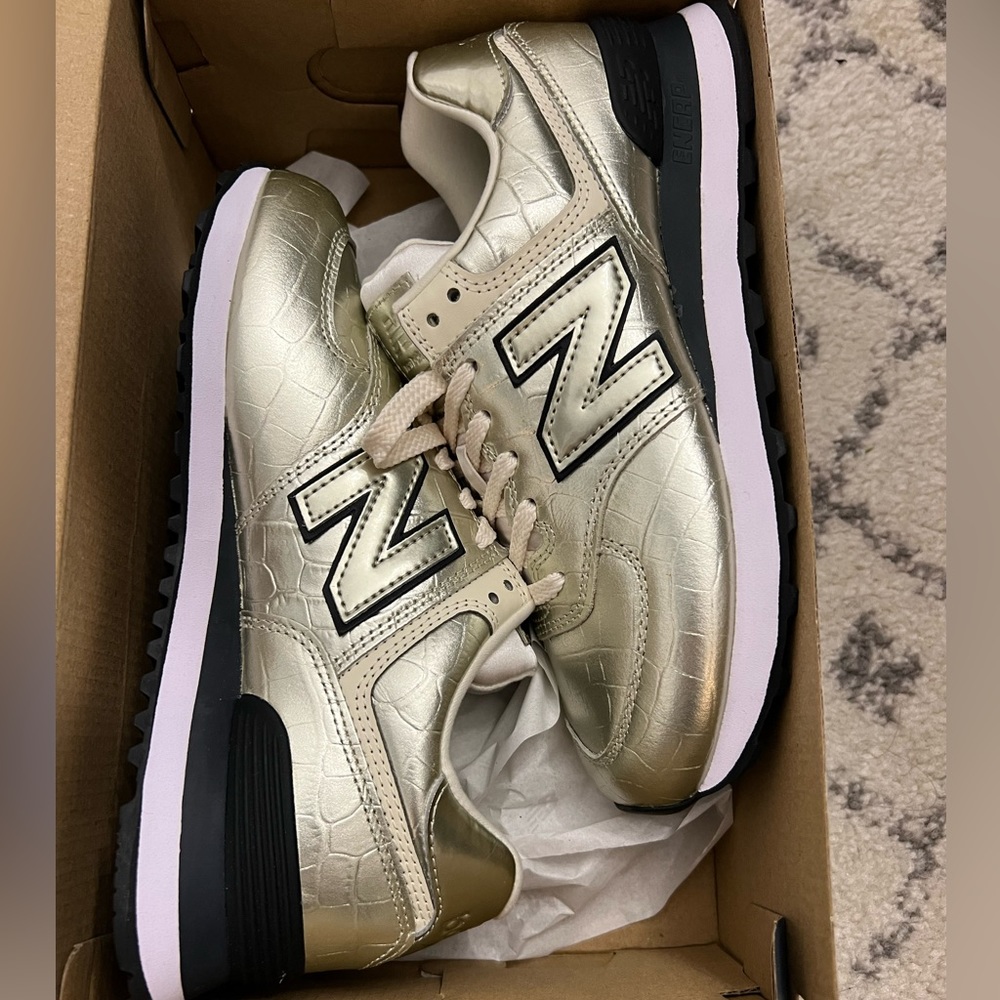 New in Box, WOMEN'S NEW BALANCE 574 (SHIMMER) - WL574PI2, Size 8.